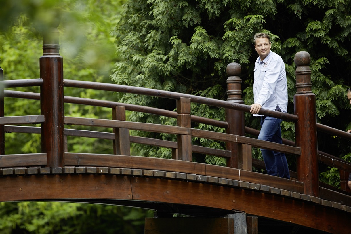 Tomasz, dializă peritoneală, din Polonia, pe un pod